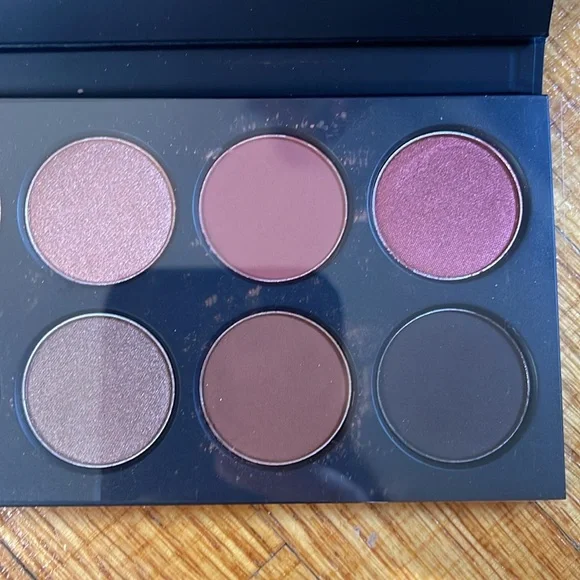 MAC Travel Exclusive Eyeshadow Palette in 18k Rose Gold